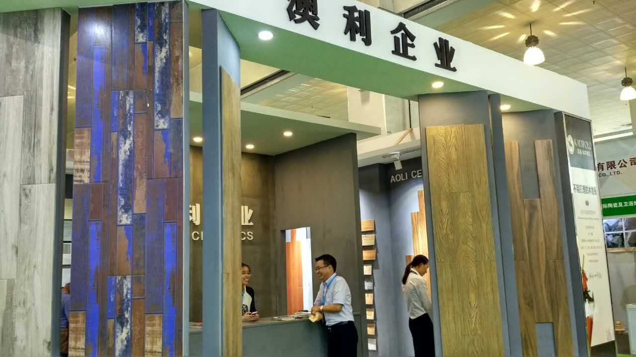 ��ֱ���ղ���������������һ��Ļ�ɫľ�y��һʯ����